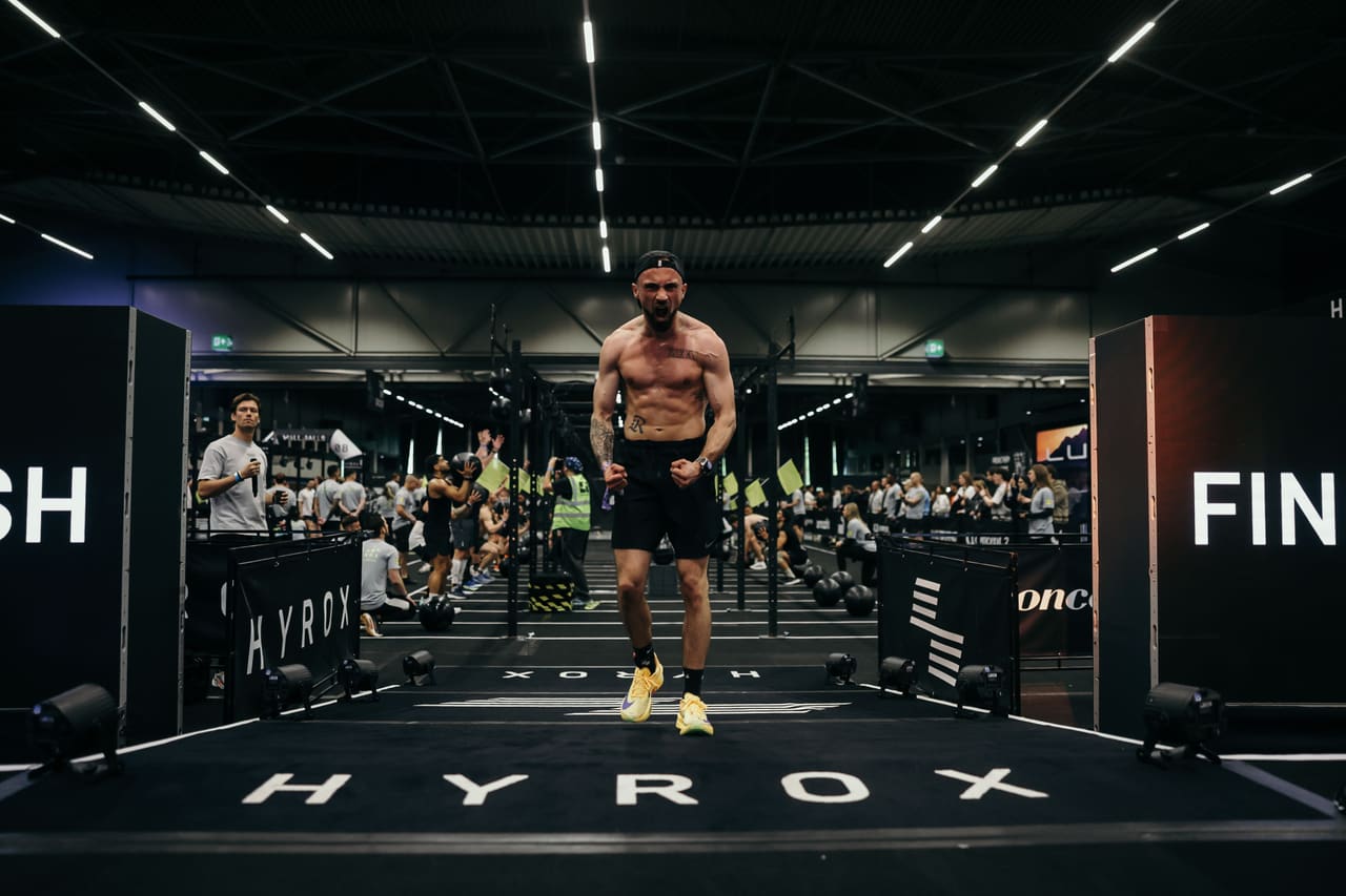 Samuel Billa Garcia hurlant sa victoire à la ligne d'arrivée d'une compétition HYROX